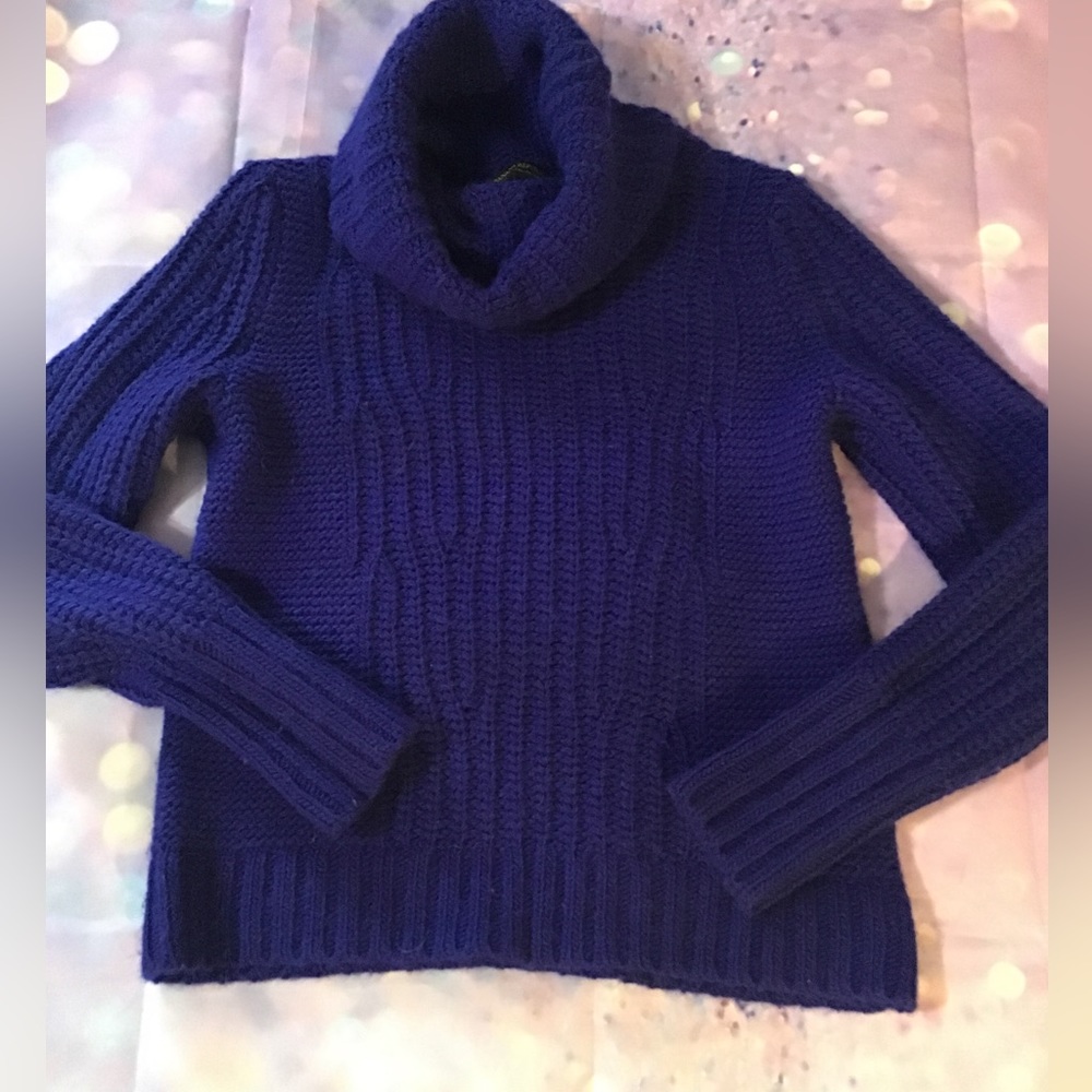 Women’s size small banana Republic long sleeve cable knit cowl neck sweater CC